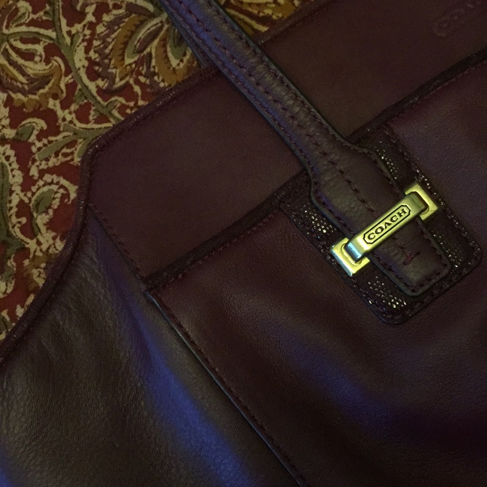 Gorgeous Burgundy Tote - Picture 4 of 8